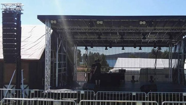 Scène mobile avec structure pour sonorisation et éclairage événementiel